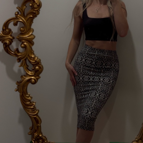 Elegant Black and White Patterned Skirt - Picture 3 of 4